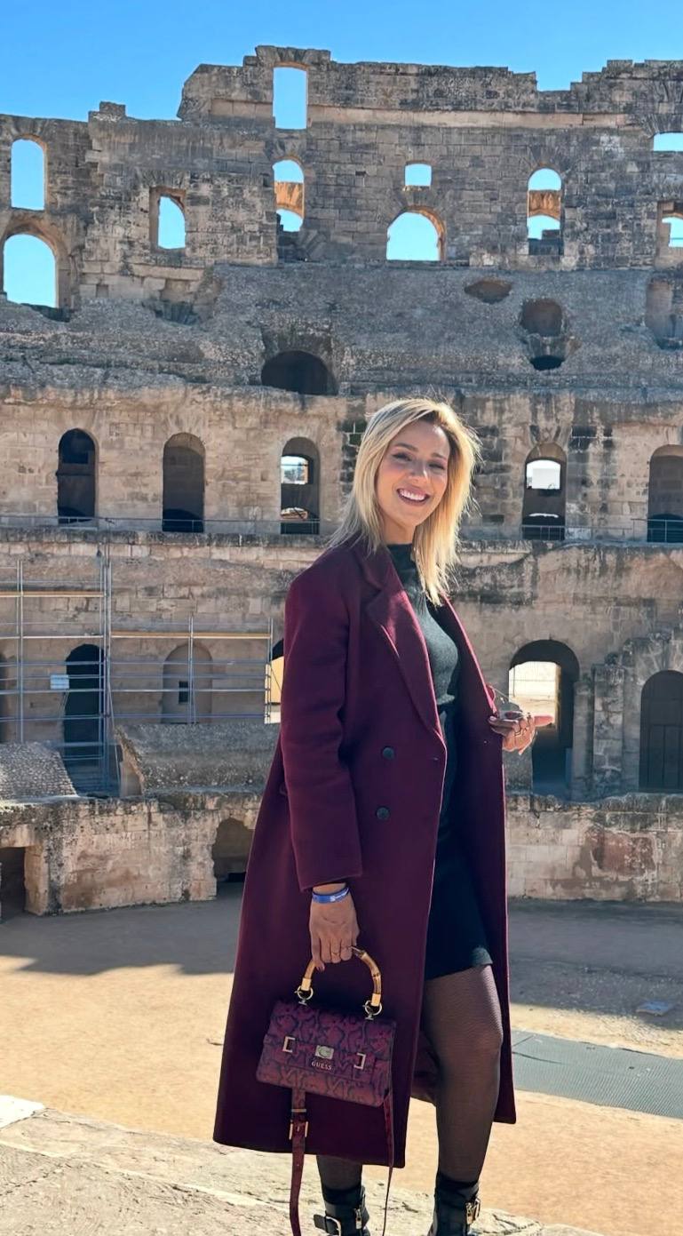 Moufida Benkhalifa, artiste peintre, devant l'amphithéâtre d'El Jem